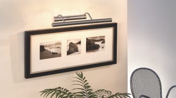 壁燈對準一幅畫