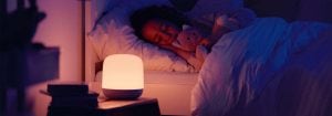 “智慧 LED 夜燈會在孩子安靜入睡時發出柔和、溫暖的光芒，展示可定制的睡前照明，以實現最佳的睡眠環境。”